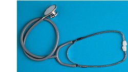 STETOFONENDOSCOPIO LEGGERO, GIREVOLE, CON MEMBRANA ED ANELLINO GOMMA NELLO STETOSCOPIO. ARCHETTO BIAURICOLARE PER AUSCULTAZIONE CON MOLLA ESTERNA - Farmacia Nuova Dr.ssa Gabriella Catellani