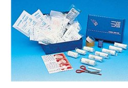 CASSETTA PRONTO SOCCORSO CARAVAN, PER L'AUTOMOBILE, IL CAMION E TUTTI GLI AUTOMEZZI. OBBLIGATORIA IN MOLTE NAZIONI EUROPEE CON CONTENUTO CONFORME ALLA NORMATIVA DIN 13164/B - Farmacia Nuova Dr.ssa Gabriella Catellani