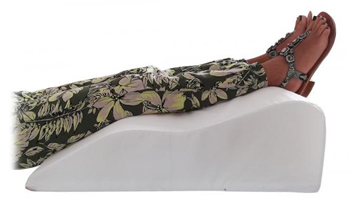 GAMBESANE SPECIALE CUSCINO SAGOMATO, RIVESTITO IN COTONE TRASPIRANTE. FAVORISCE IL DEFLUSSO DEL SANGUE MANTENENDO LE GAMBE IN POSIZIONE ELEVATA RISPETTO AL CUORE - Farmacia Nuova Dr.ssa Gabriella Catellani