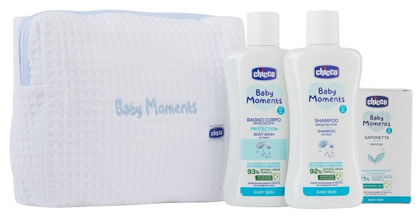 CHICCO BABY MOMENTS BEAUTY BAG ZIP AZZURRO BAGNOSCHIUMA PELLI DELICATE 200 ML + SHAMPOO PELLI DELICATE 200 ML + SAPONE SOLITO PELLI DELICATE 100 G - Farmacia Nuova Dr.ssa Gabriella Catellani